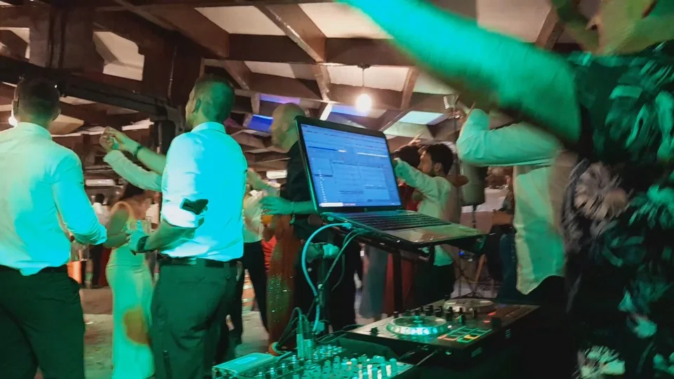 Invitados celebrando y bailando junto a la cabina de DJ