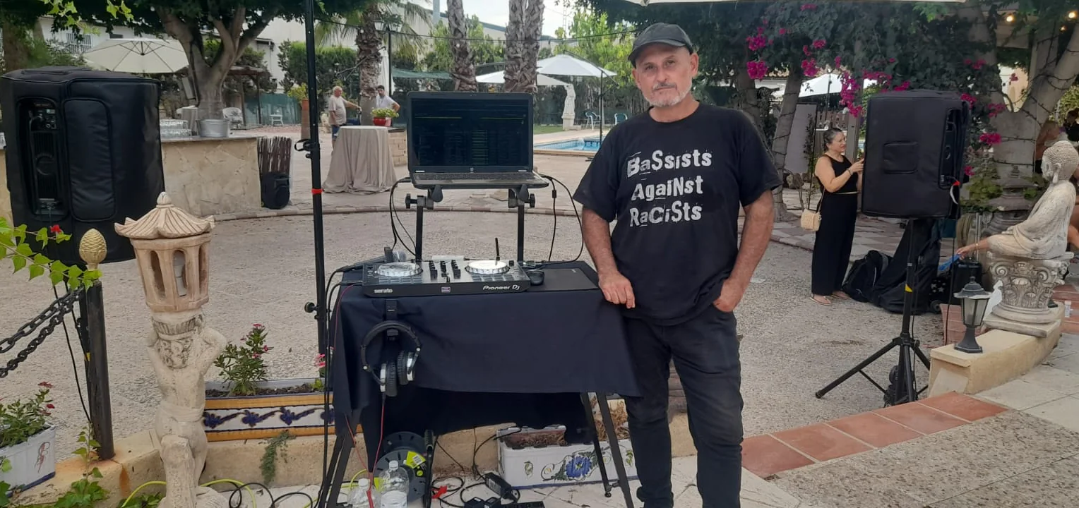 Chirro junto a su equipo de sonido y DJ en un espacio de celebraciones al aire libre